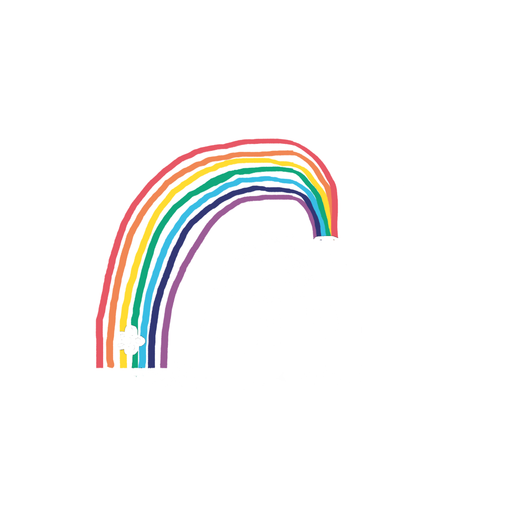 Logo La ferme aux sept couleurs: ein kleines normannisches Haus, aus dessen Kamin ein Regenbogen aufsteigt und eine Blume bewässert
