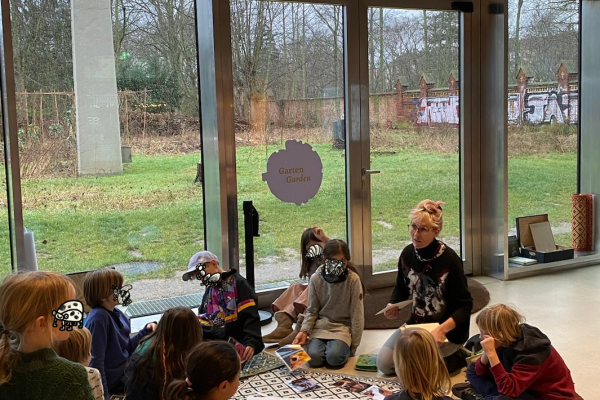 4Design sans titre Anne-Charlotte VIriot sitzt mit einer Groupe Grundschulkinder bei der Spore Initiave in Neukölln und erzählt über Bestäuber und Insekten